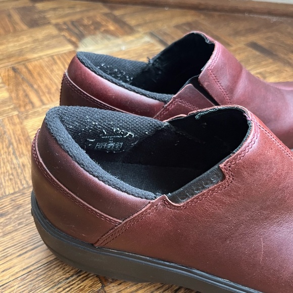 Crocs Women's Burgundy Slip On Clog Work Shoes Leather - Picture 10 of 16